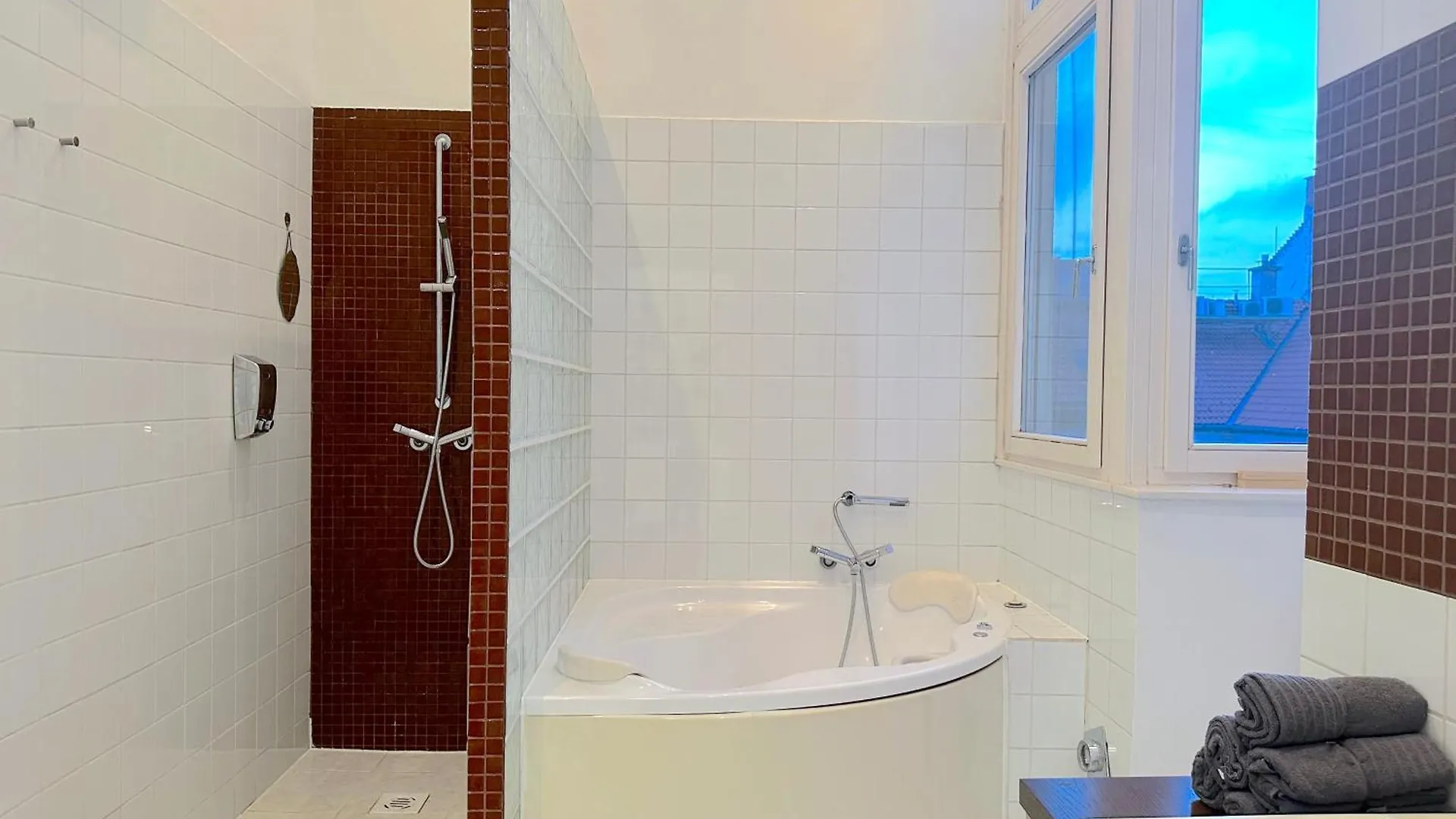 Stunning 150M2 3-Bedroom With Balcony Budapest Hungary